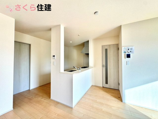 第1下野大光寺　4号棟のキッチン|対面式システムキッチン。リビングを見渡せるキッチンで家族の様子をうかがいながら料理がはかどりそう！