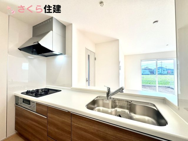 第1下野大光寺　4号棟のキッチン|お子様と並んで料理をしても余裕のゆとりのキッチン。お子様と一緒に料理も叶いますよ♪