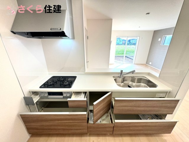 第1下野大光寺　4号棟のキッチン|キッチン下収納は奥まで引き出せるので、大きく屈まなくても楽に必要なものがパッと取り出せます！