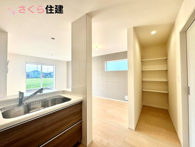 第1下野大光寺　4号棟のキッチン|大型パントリー完備！子供が「おなか減った」にも対応。沢山買いだめしてもキッチン横パントリーに保管！