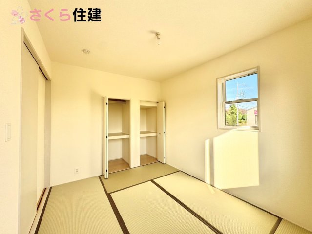 第1下野大光寺　4号棟の和室|リビング横の和室は、思い切りお子様が遊べるキッズスペースにぴったり！押入はおもちゃをすっきり収納♪