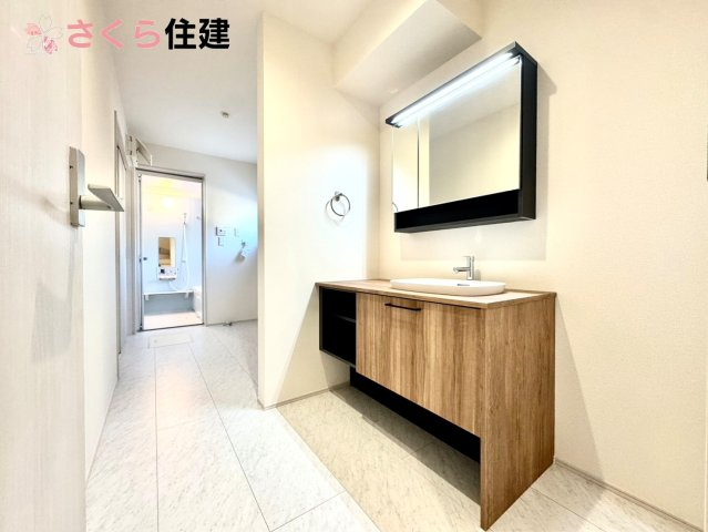 第1下野大光寺　4号棟の独立洗面台|ご家族並んで朝の準備もスムーズにできるワイドなつくりの洗面台
