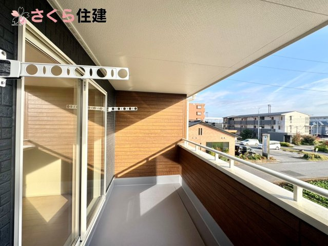 第1下野大光寺　4号棟のバルコニー|急な雨でも安心なインナーバルコニー♪家族全員分の布団もゆったり並べられるます♪
