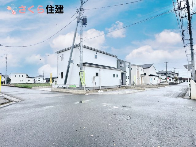 第1下野大光寺　4号棟の前面道路含む現地写真|角地です。前面道路北側6ｍ公道：東側6ｍ公道　駐車の際も安心です♪