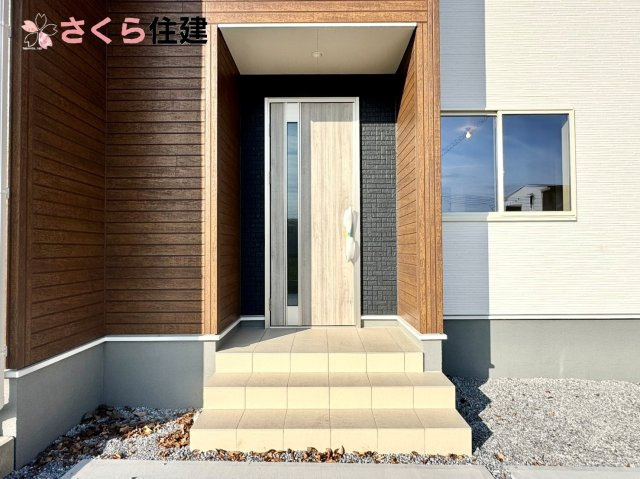 第1下野大光寺　4号棟の玄関|夜間でも来訪者の顔を認識できるLEDライトを装備！ＴＶモニター付きインターフォンで安心のセキュリティ