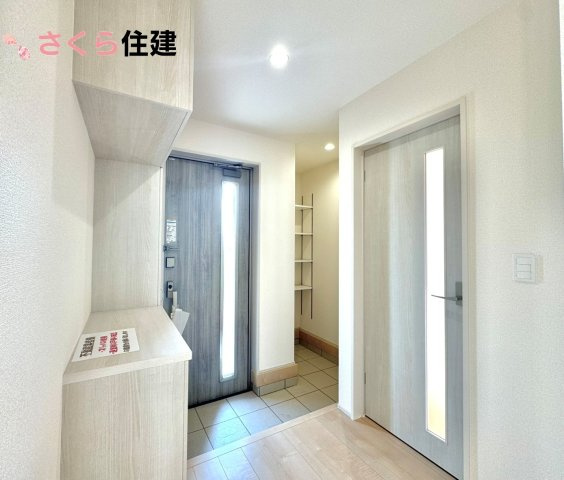 第1下野大光寺　4号棟の玄関|玄関がいつも片づく大型シューズボックス。お子様の靴のサイズが大きくなっていっても安心の広々スペース！