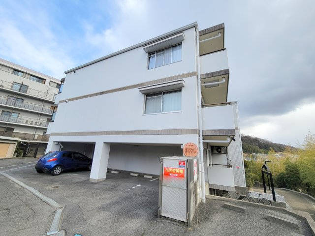 ロイヤルハイツ東生駒の駐車場