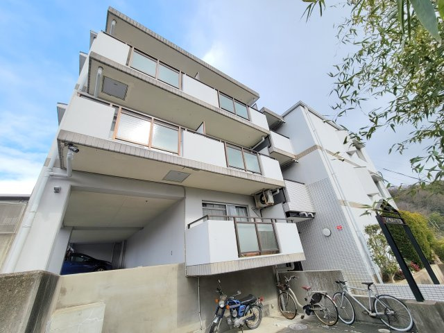 ロイヤルハイツ東生駒の外観