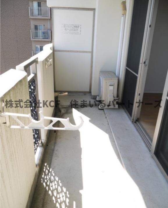 カーサヴェルデ宮ノ陣のバルコニー|暖かな日差しのふりそそぐバルコニー