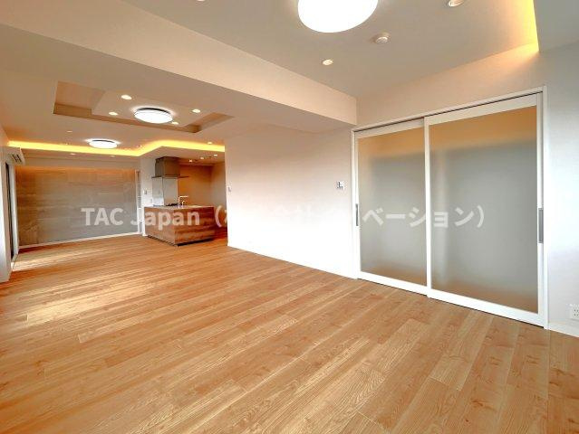 オーベル池袋立教通りの居間・リビング|家族やお客様との時間など、多くの時を刻むリビング。何気なく過ぎる時でさえも上質なひと時となる快適さを目指して、採光を多く取り入れる空間となっております。