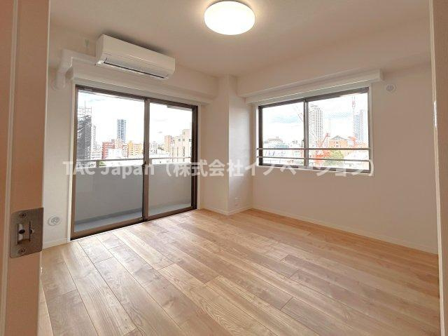 オーベル池袋立教通りの洋室|～Bed room～
バルコニーから陽当たりが差し込みますので、日中は電気など必要ない明るさとなっております。