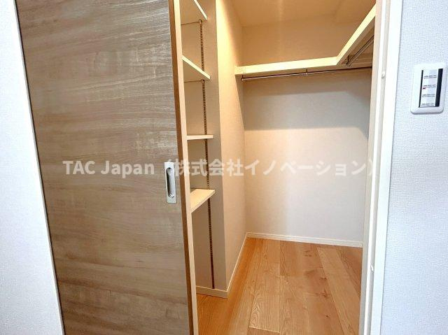 オーベル池袋立教通りの収納|～Bed room～
多くの人がお困りの住まいの収納。ウォークインクローゼットがあればタンスを置く必要がなく、出っ張りのないスッキリ空間を維持でき、限られたスペースを有効に活用できます。