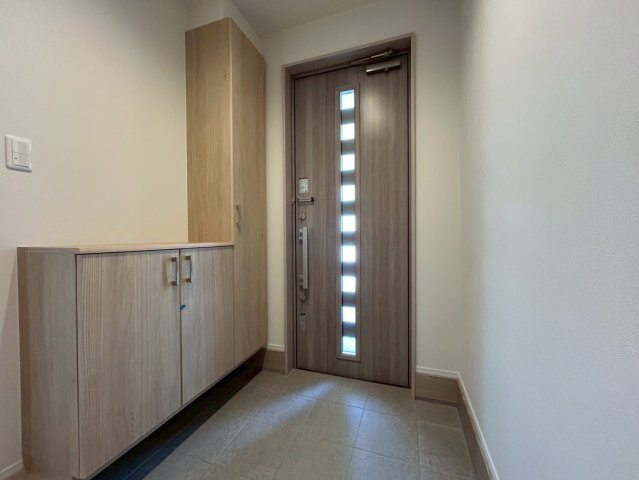 新築戸建　長野市三輪八丁目の玄関|玄関横には収納スペースがあります