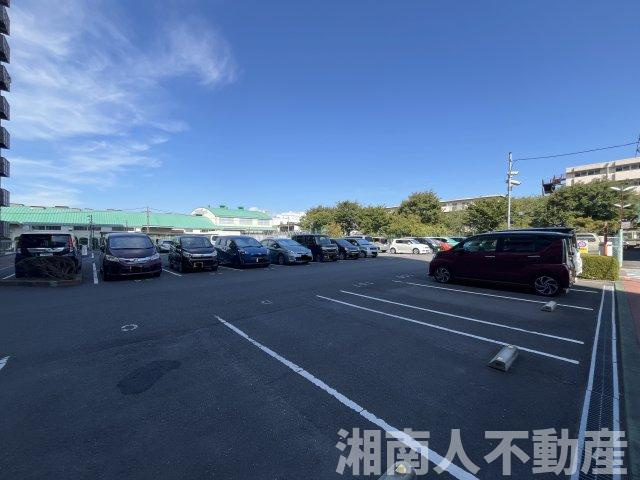秀和平塚レジデンスの駐車場