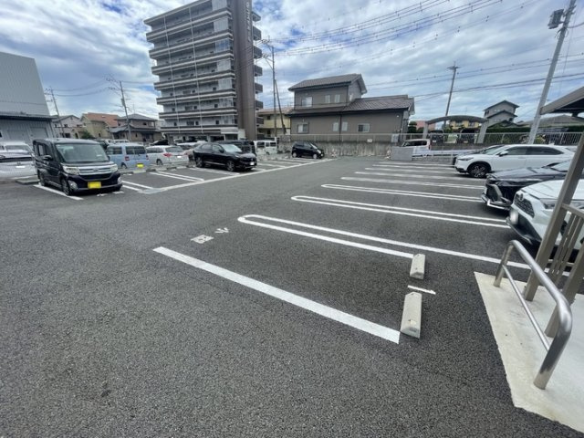アンジューノ上代 A棟の駐車場