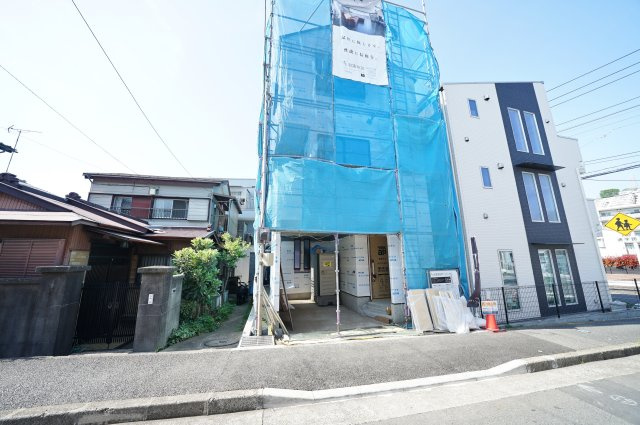 【駅近だけど、ゴチャゴチャしていない街】坂本町の落ち着いた住環境×上星川駅徒歩4分の好立地、17帖超LDKの新築戸建て★仲介手数料無料★の外観|スタイリッシュな3階建て住宅が堂々とした存在感。ビルトインガレージを備えた都市型プランで、限られた敷地を有効活用。完成が楽しみな一邸です。