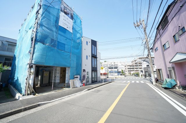 【駅近だけど、ゴチャゴチャしていない街】坂本町の落ち着いた住環境×上星川駅徒歩4分の好立地、17帖超LDKの新築戸建て★仲介手数料無料★の前面道路含む現地写真|前面道路はゆとりある幅員で開放感のある立地。視界が抜けており、車の出し入れもスムーズ。駅徒歩4分ながら落ち着いた住環境が魅力です。