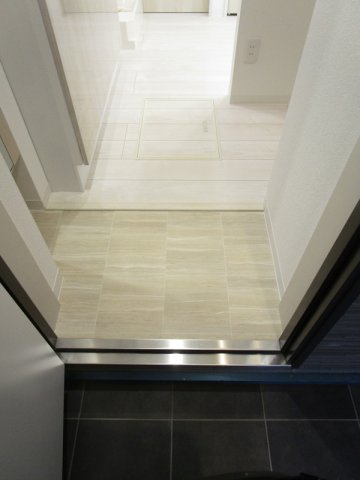 グローリア明大前の玄関