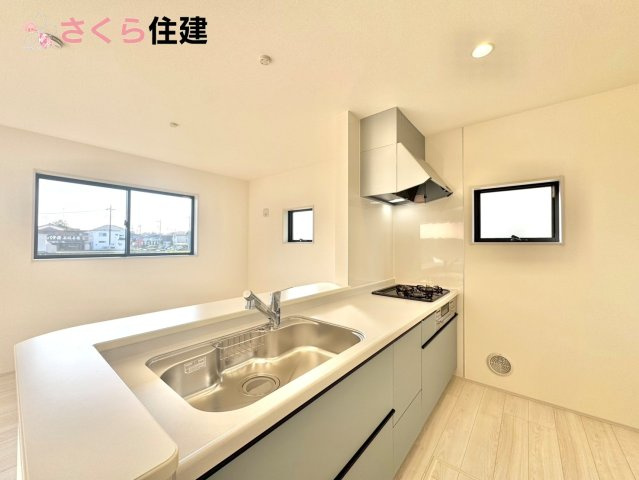 第1下野大光寺　3号棟のキッチン|お子様と並んで料理をしても余裕のゆとりのキッチン。お子様と一緒に料理も叶いますよ♪