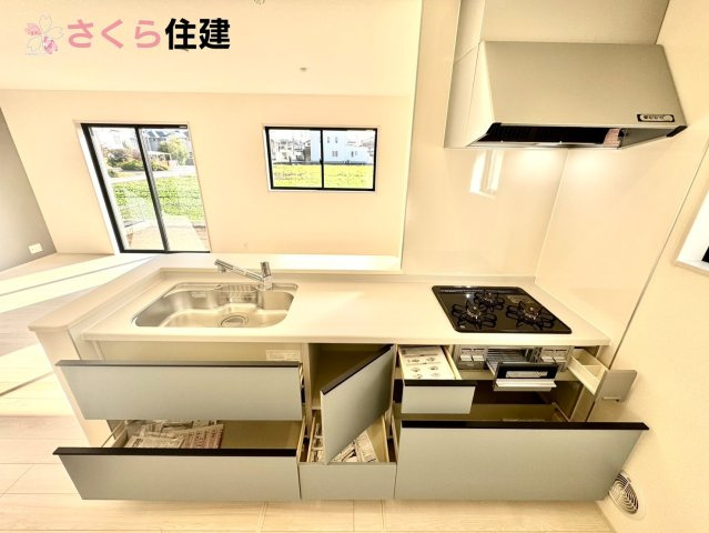 第1下野大光寺　3号棟のキッチン|キッチン下収納は奥まで引き出せるので、大きく屈まなくても楽に必要なものがパッと取り出せます！