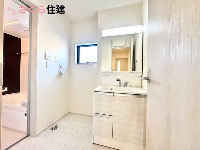 第1下野大光寺　3号棟の独立洗面台|ゆとりある広さの洗面所。両サイド収納の洗面台で、二人ならんで同時の身支度もスムーズです