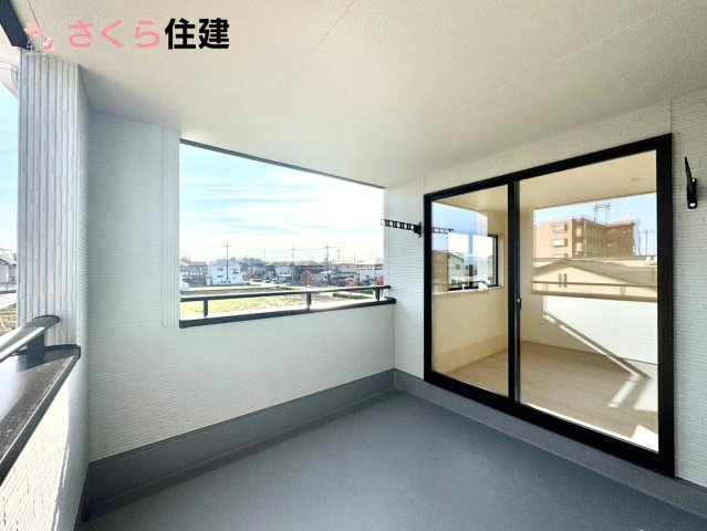 第1下野大光寺　3号棟のバルコニー|急な雨でも安心なインナーバルコニー♪家族全員分の布団もゆったり並べられるます♪
