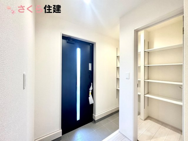 第1下野大光寺　3号棟の玄関|玄関がいつも片づく大型シューズボックス。お子様の靴のサイズが大きくなっていっても安心の広々スペース！