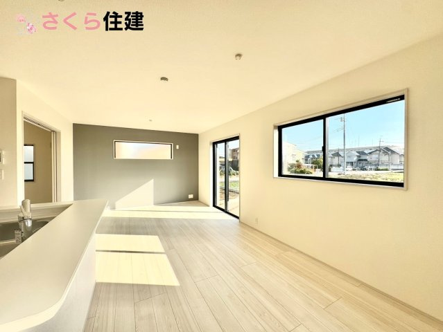 第1下野大光寺　3号棟の居間・リビング|広々17帖LDLは南向きで日当たり良好。ゆったりとした時間の流れる開放的なくつろぎの空間	