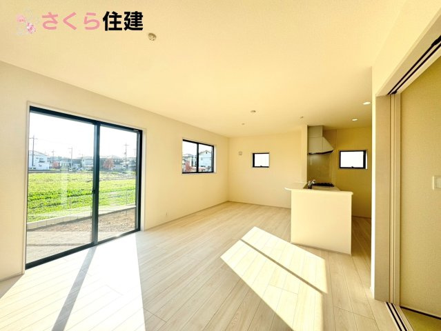 第1下野大光寺　3号棟の居間・リビング|17帖LDKはキッチンで家事をしながらでもお子様に一対一で向き合える時間が作れます！！
