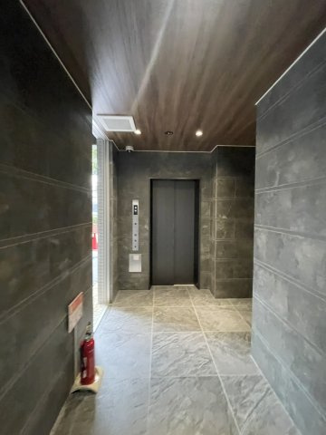 ファーストフィオーレ東灘のエントランス|建物の内部です