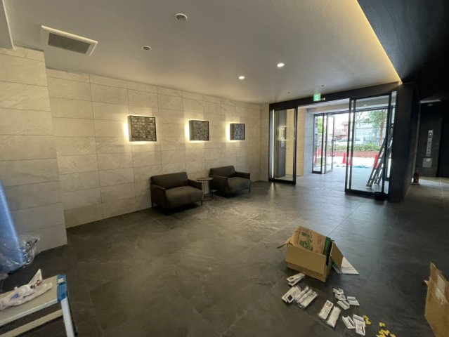 ファーストフィオーレ東灘のロビー|ゆとりのあるロビーです