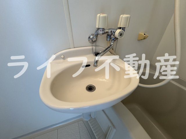 小阪駅前ヴィラデステの洗面所|明るい洗面所です