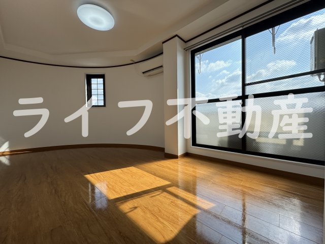 小阪駅前ヴィラデステの内装|明るい室内です