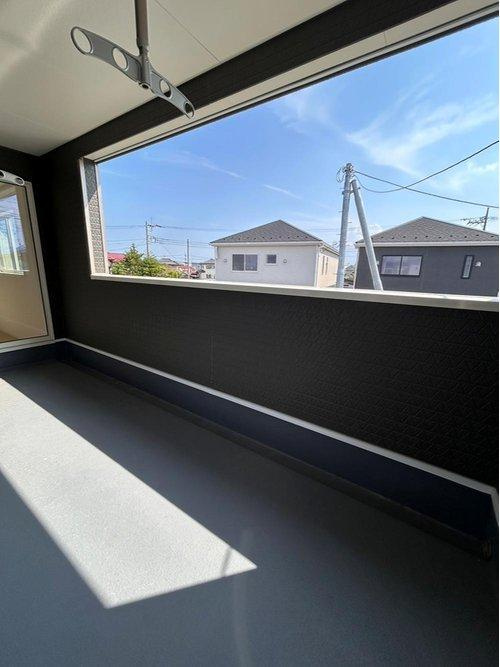 大田原市末広　第5　2号棟のバルコニー|屋根付きバルコニーだから急な雨も安心！