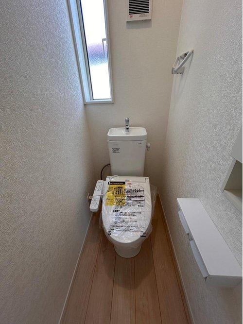 大田原市末広　第5　2号棟のトイレ|1F2Fのトイレは壁収納付き！