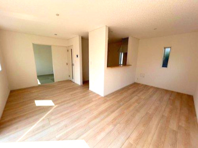 大田原市末広　第5　2号棟の居間・リビング|広々リビングは日当たり良好です♪