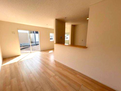 大田原市末広　第5　2号棟の居間・リビング|対面キッチンで料理中もお話しやすい♪