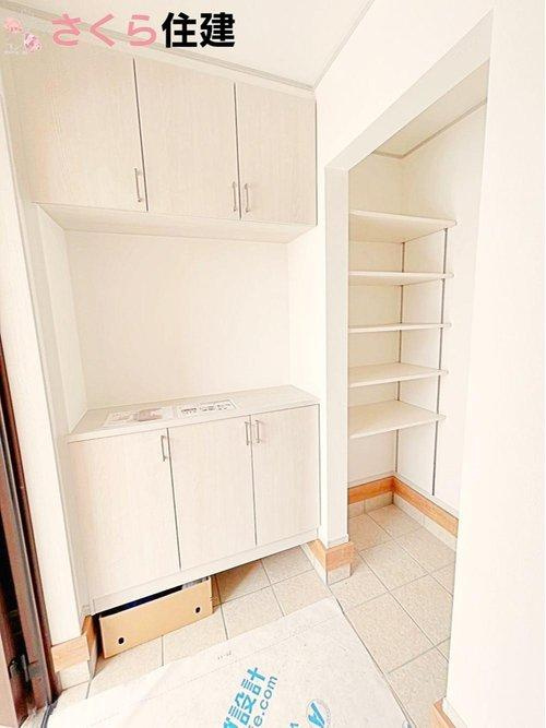 いろどりアイタウン宇都宮市細谷23-P1　3号棟の玄関|十分な収納力のあるシューズクローゼット♪