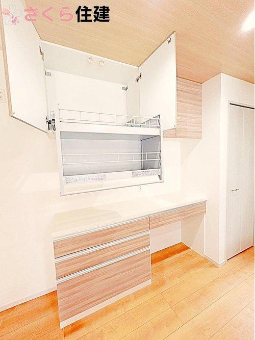 いろどりアイタウン宇都宮市細谷23-P1　3号棟のキッチン|吊り戸には昇降式可動棚があるから荷物を簡単にに降ろせます♪