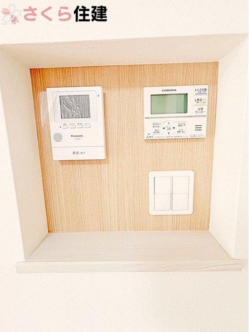 いろどりアイタウン宇都宮市細谷23-P1　3号棟の居間・リビング|インターホンや給湯器のモニターが集まっているので操作しやすいです♪