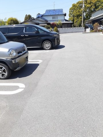 トレバージＢの駐車場|清潔なエントランス♪駐車スペースもあります☆