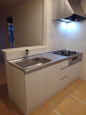 トレバージＢのキッチン|3口コンロ・グリル付のシステムキッチンです♪
