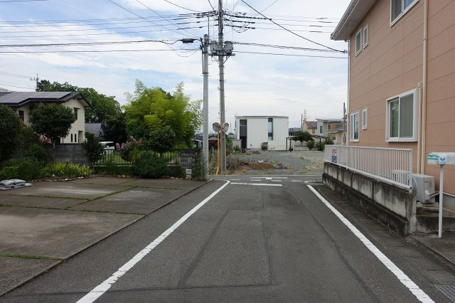 高崎市中大類町　【高気密・高断熱の家】中古住宅の前面道路含む現地写真|西側道路を南から東方向