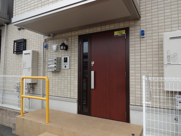 熊本市南区島町３丁目のアパートのエントランス