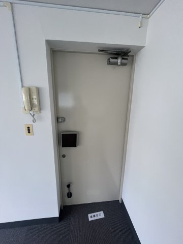 妻恋木工第2ビルの玄関