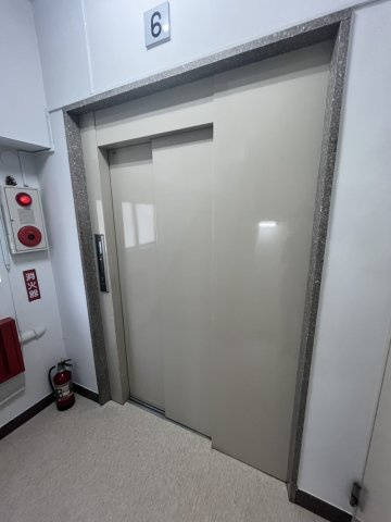 妻恋木工第2ビルの玄関