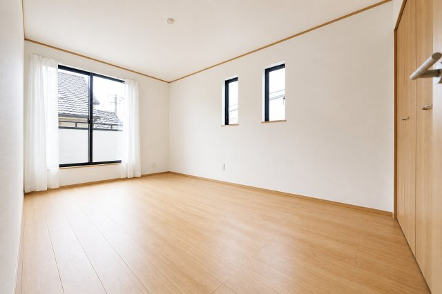 中沢3丁目｜小学校徒歩2分の安心感。北西角地×前面6.5mで開放感ある暮らし｜駐車2台可の4LDK★仲介手数料無料★の洋室|ゆとりある7.5帖の主寝室。大きなベッドを置いても余裕の広さで、落ち着いたプライベート空間を確保できます。
