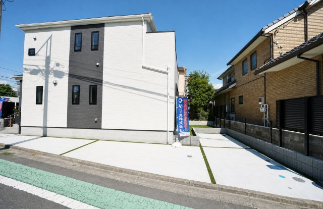 中沢3丁目｜小学校徒歩2分の安心感。北西角地×前面6.5mで開放感ある暮らし｜駐車2台可の4LDK★仲介手数料無料★の外観|ホワイトとグレーのコントラストが映えるスタイリッシュな外観。角地に位置し、二方向からの採光と開放感を確保。すっきりとした外構と広々とした駐車スペースも魅力の一邸です。