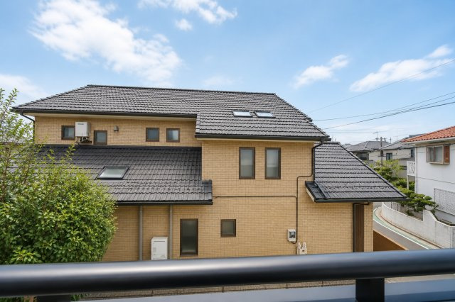 中沢3丁目｜小学校徒歩2分の安心感。北西角地×前面6.5mで開放感ある暮らし｜駐車2台可の4LDK★仲介手数料無料★の展望|周囲は低層住宅が広がる落ち着いた街並み。開放感のある眺望で、日々の暮らしにゆとりを感じられます。