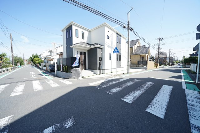 【横浜市旭区中沢3丁目24-14全1棟新築戸建て】★仲介手数料無料★（中沢小学校・旭中学校）の前面道路含む現地写真|角地ならではの開放感ある立地で、前面道路は見通しも良好。幅員にもゆとりがあり、車の出し入れもスムーズに行えます。歩道も整備され、安心感のある住環境が広がります。